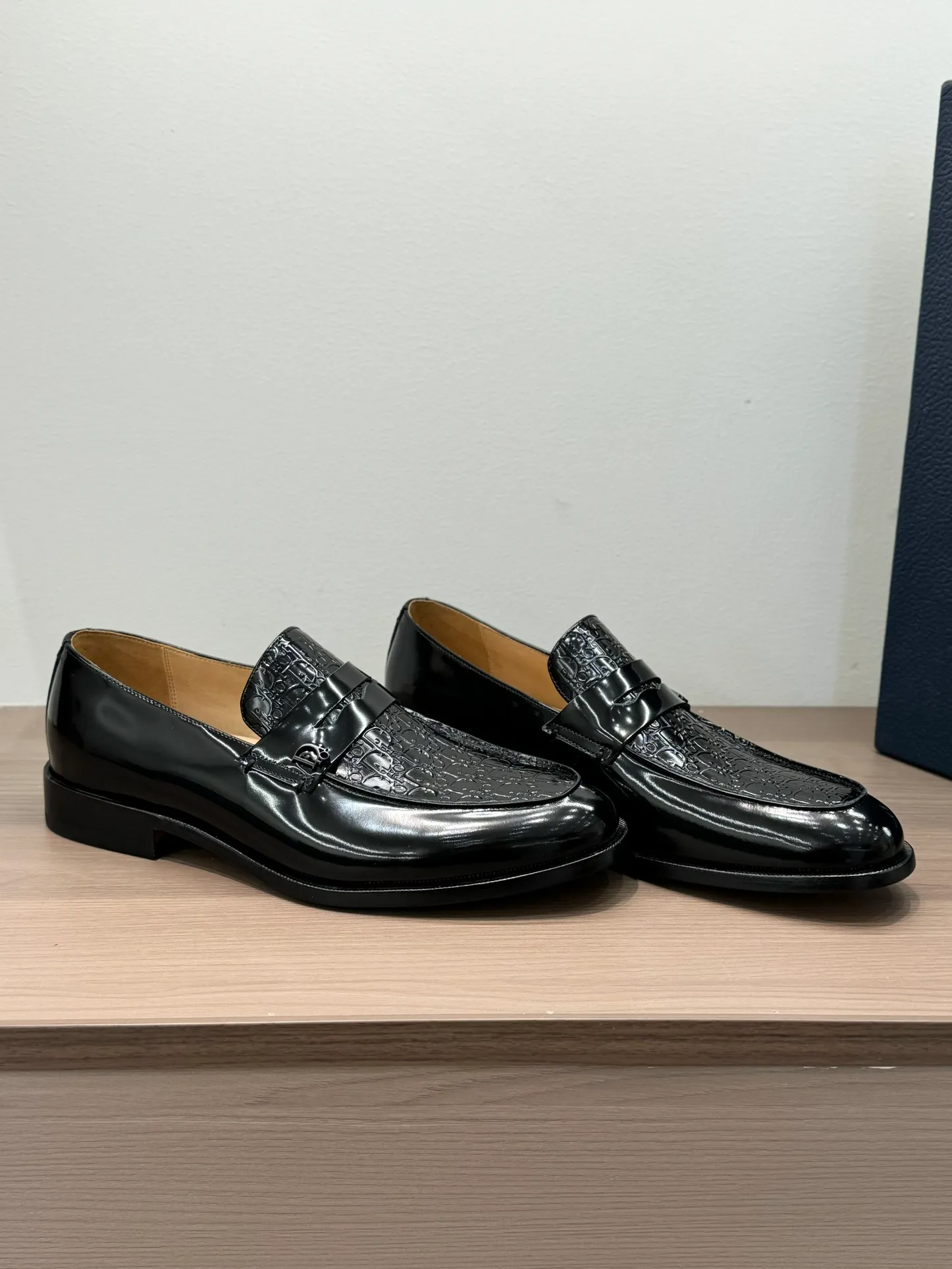 [Dior Dior] Top P: 960💰 Standard code 39-44 (38.45.46 custom-made, non-refundable and non-exchangeable) Dior Dior's latest high-end men's boutique casual leather shoes, the upper is carefully made of black cowhide/open-edge beaded leather/high-mercerized frosted cowhide, the classic silhouette shows elegance, and the upper strap is matched with a metal-coated CD Icon decorative buckle to enhance the style. Comfortable and lightweight, the Italian leather sole features anti-slip rubber inserts. The Blake structured leather sole with anti-slip details showcases Dio*'s exceptional craftsmanship. Elegant and refined, it can be matched with all kinds of suits.